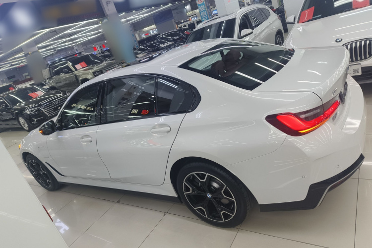 宝马i3 2025款 eDrive 40 L 曜夜套装车身外观4