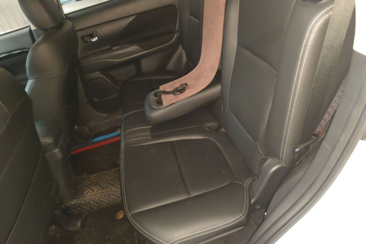 三菱 欧蓝德 2021款 改款 2.0L 两驱畅行版 5座中控内饰7004