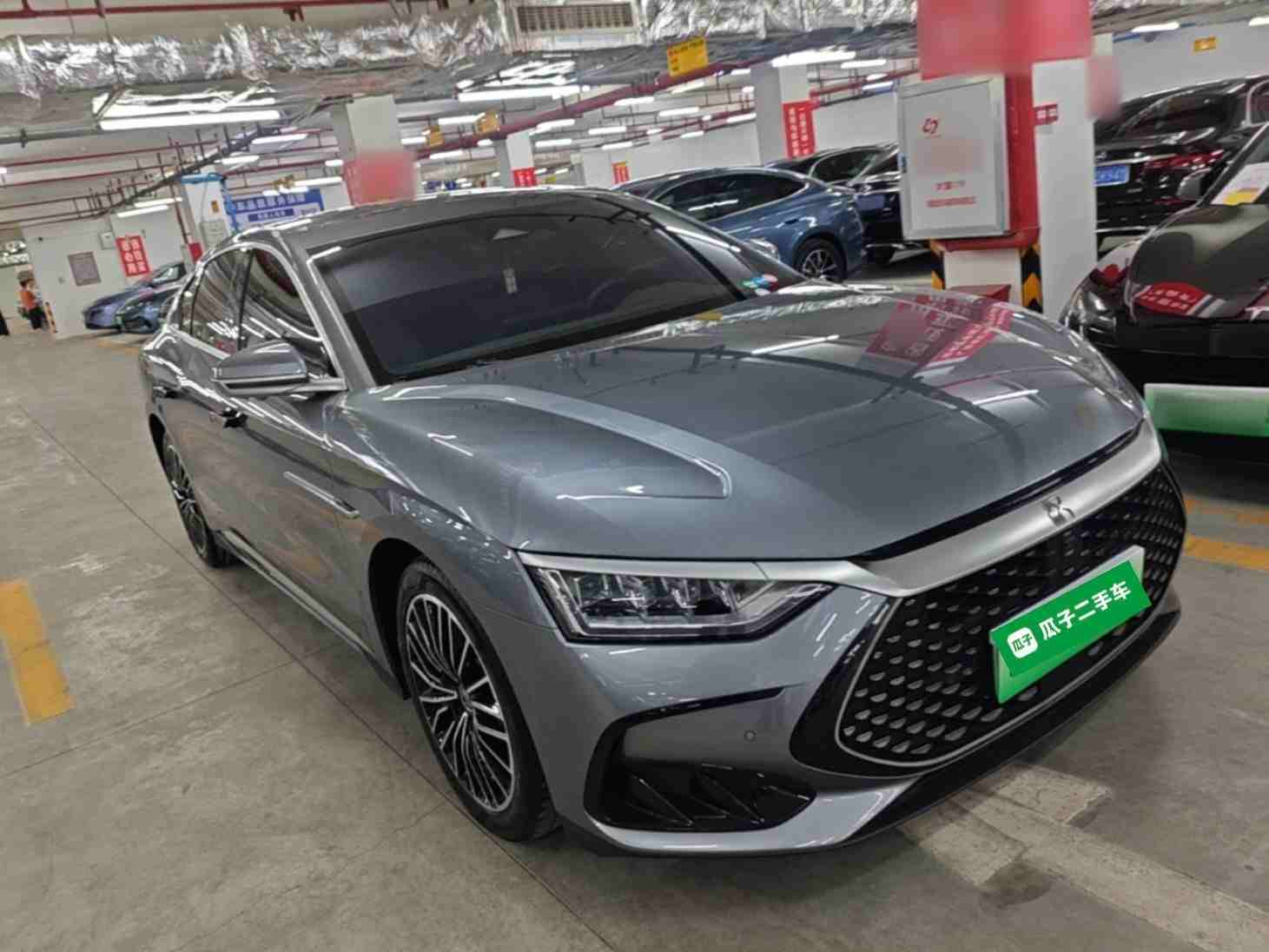 车辆右前45度外观展示