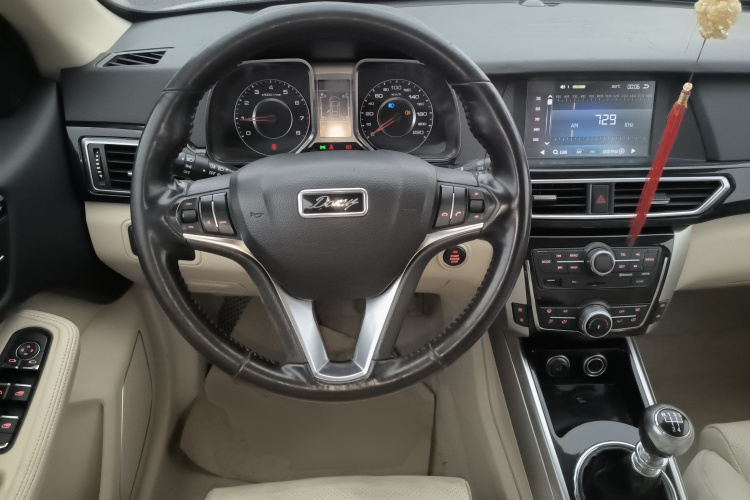 众泰 大迈X5 2017款 白金版 1.5T 手动豪华型中控内饰13