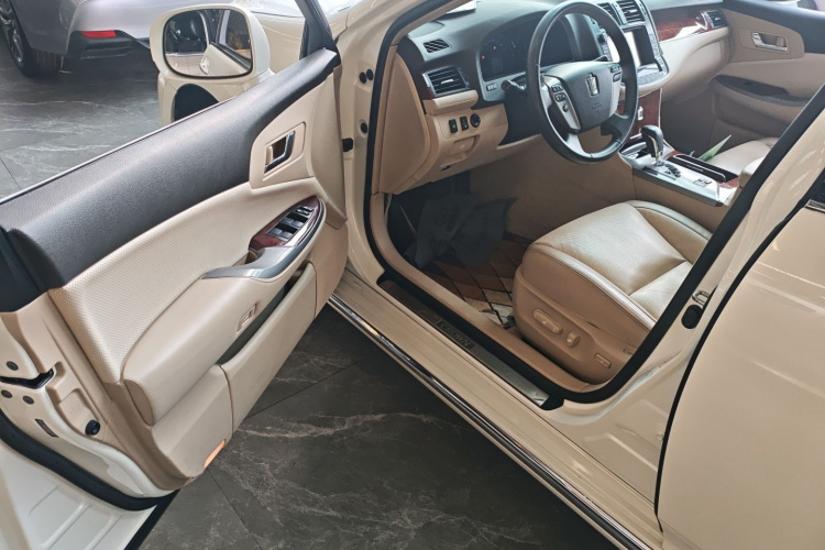 丰田 皇冠 2012款 2.5L Royal 导航版中控内饰20