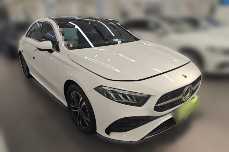 奔驰A级 2023款 A 200 L 动感型车身外观3