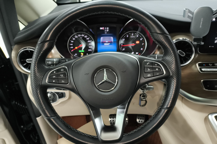 奔驰V级 2022款 V 260 尊贵版中控内饰13