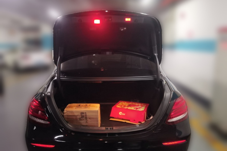 奔驰E级 2017款 改款 E 300 运动型局部细节23