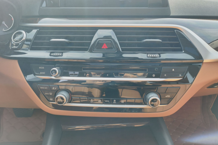 宝马5系 2018款 528Li 上市特别版中控内饰7009