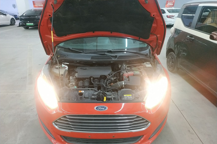 福特 嘉年华 2013款 三厢 1.5L 手动风尚型机舱底盘24