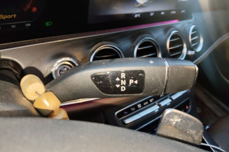 奔驰E级 2017款 E 300 L 运动豪华型局部细节18