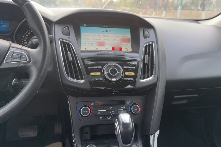 福特 福克斯 2017款 三厢 1.6L 自动风尚型智行版局部细节16