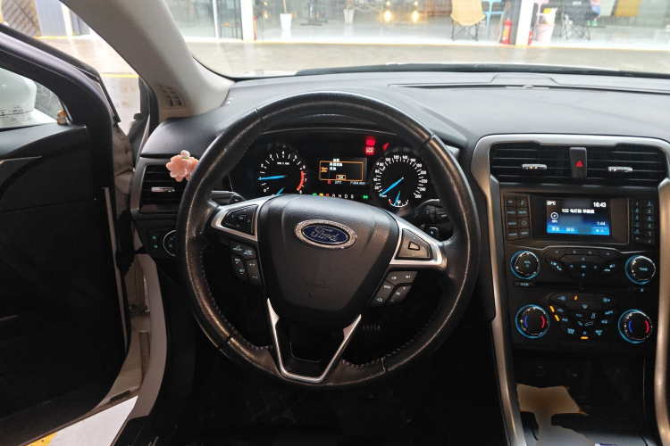 福特 蒙迪欧 2017款 EcoBoost 200 时尚型中控内饰13