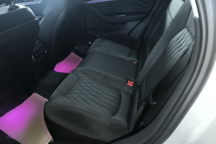 红旗HS5 2022款 改款 2.0T 智联旗享四驱版中控内饰21