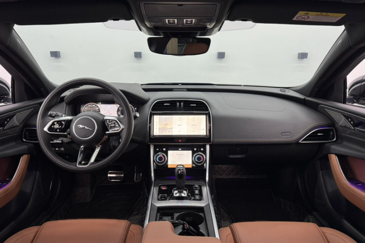 捷豹XEL 2024款 2.0T 250PS R-DYNAMIC S进取运动版中控内饰7002