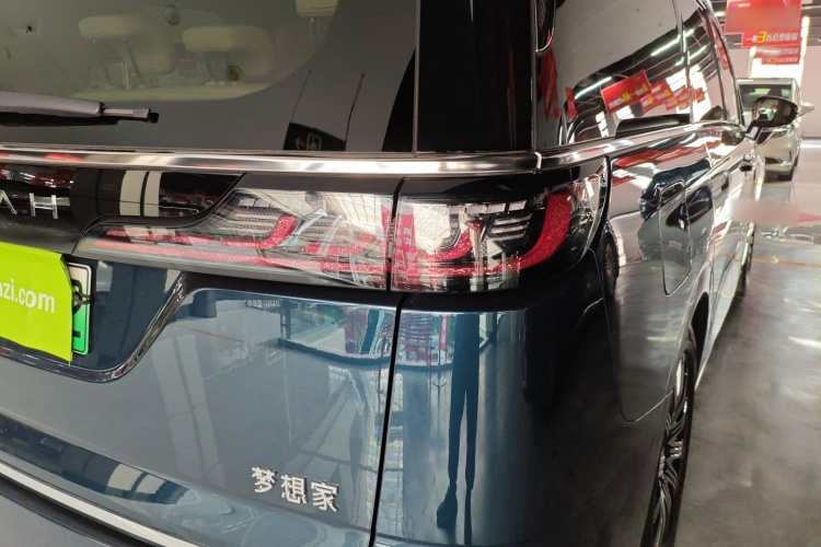 岚图汽车 岚图梦想家 2025款 EV 四驱旗舰鲲鹏版车身外观9