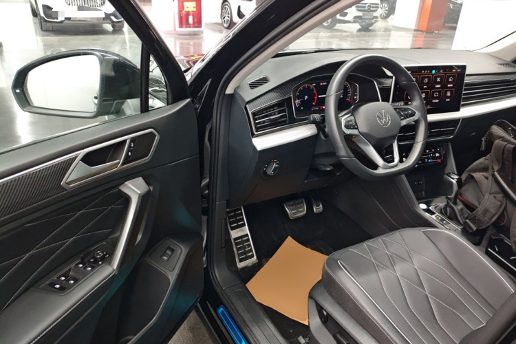 大众 途观L 2024款 出众款 330TSI 自动两驱R-Line龙耀版中控内饰20