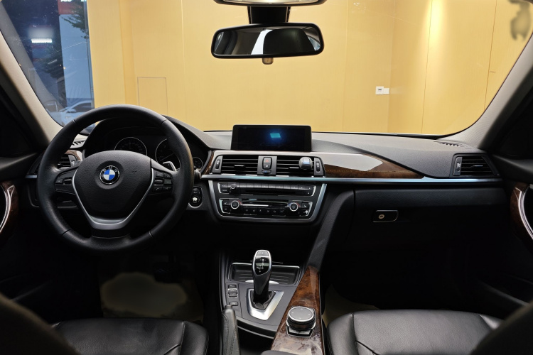 宝马3系 2015款 320Li 超悦版豪华设计套装中控内饰7010