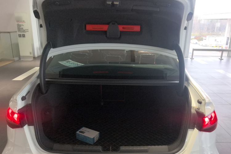 奥迪A3 2025款 A3L Limousine 35TFSI 飞驰尊享型机舱底盘23