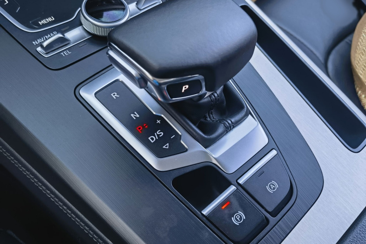 奥迪Q5L 2020款 改款 40 TFSI 荣享时尚型中控内饰7005