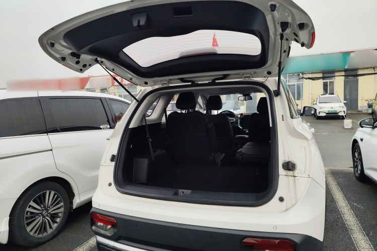 宝骏530 2021款 全球车周年纪念版 1.5T 手动尊贵型 6座机舱底盘23