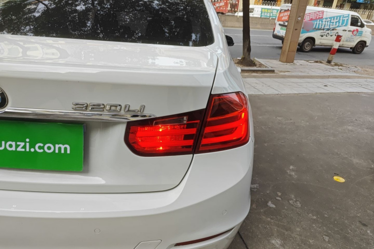 宝马3系 2015款 320Li 超悦版时尚型车身外观9