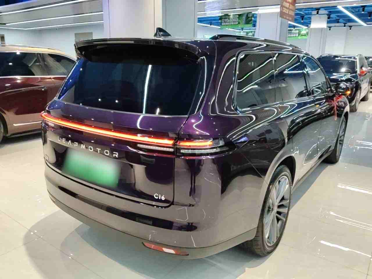 车辆右后45度外观展示