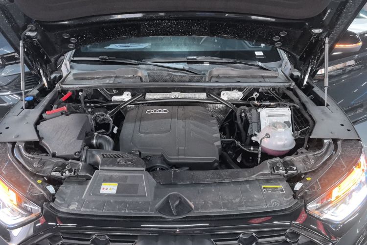 奥迪Q5L 2025款 45周年典藏版 40 TFSI 豪华动感型机舱底盘24