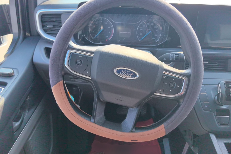 福特 全顺 2023款 2.0T汽油自动多功能商用车中轴中顶5/6座中控内饰13