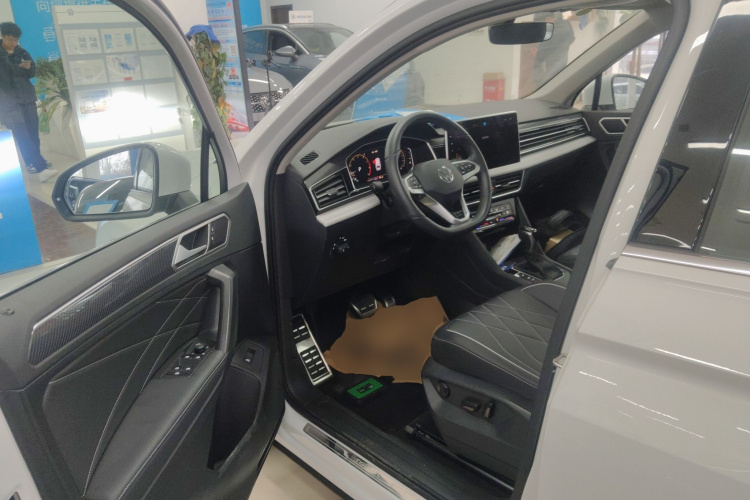 大众 途观L 2024款 出众款 330TSI 自动两驱R-Line龙耀版中控内饰20