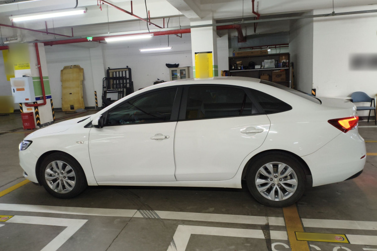 别克 英朗 2021款 改款 典范 1.5L 自动精英型车身外观4