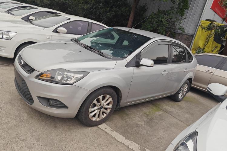 福特 福克斯 2013款 两厢经典 1.8L 自动基本型车身外观4