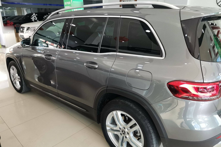 奔驰GLB 2022款 改款二 GLB 200 动感型车身外观4