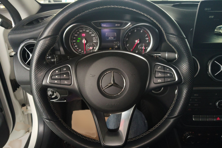 奔驰GLA 2017款 GLA 200 时尚型局部细节13