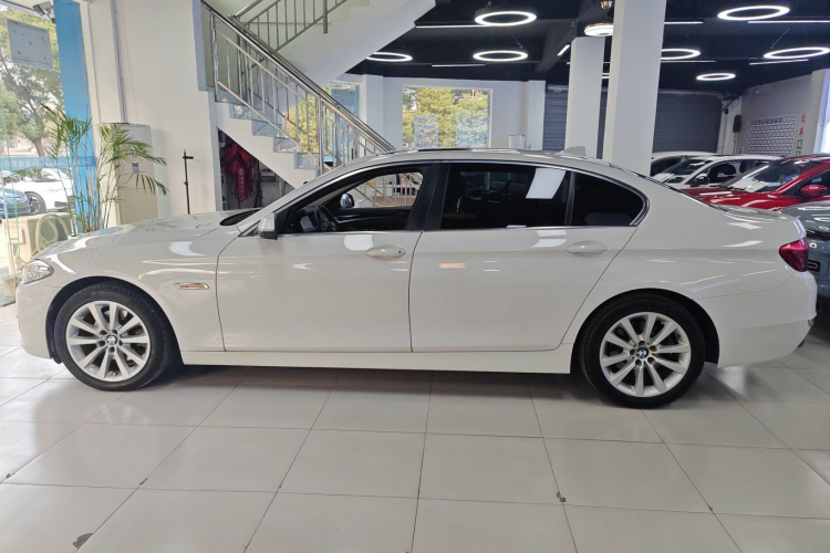 宝马5系 2014款 528Li 领先型车身外观4