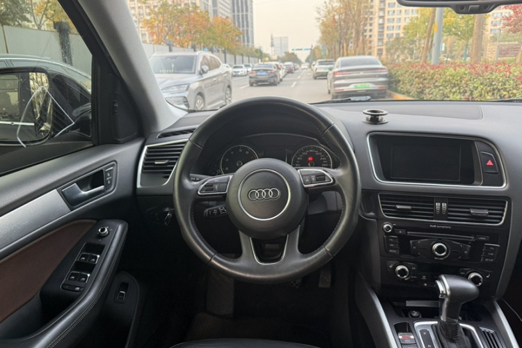 奥迪Q5 2017款 Plus 40 TFSI 技术型中控内饰7002