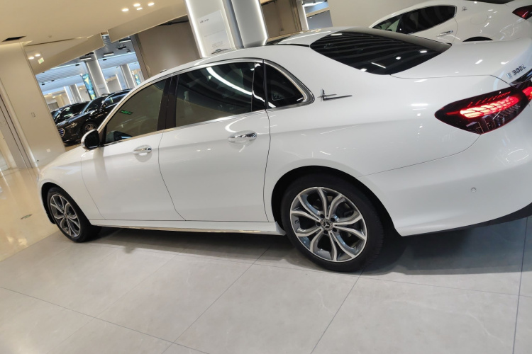 奔驰E级 2023款 E 300 L 运动豪华型车身外观4