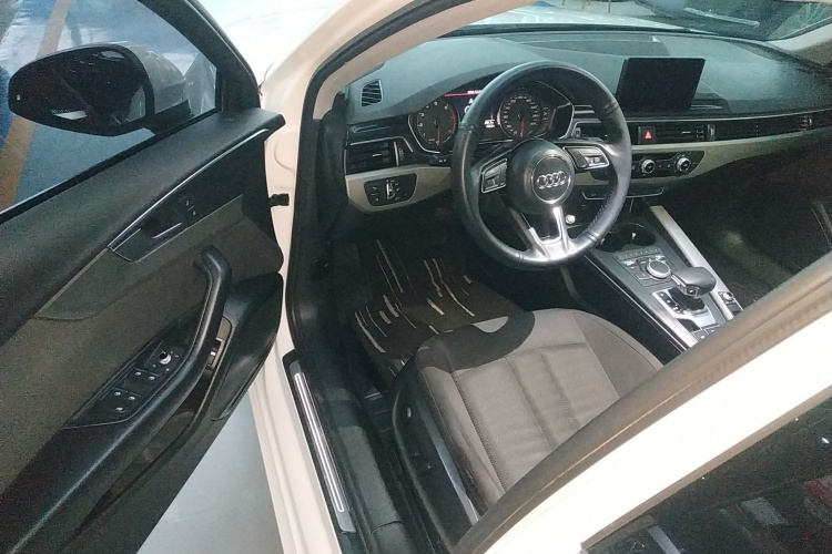 奥迪A4L 2019款 40 TFSI 进取型 国VI中控内饰7003