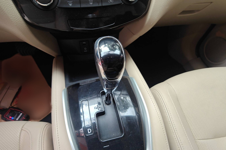 日产 奇骏 2017款 2.0L CVT舒适版 2WD局部细节18