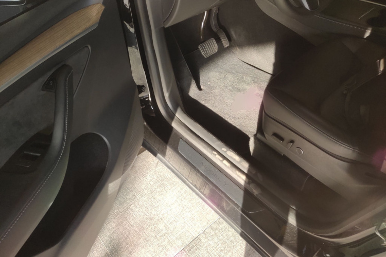 特斯拉 Model Y 2022款 长续航全轮驱动版中控内饰20