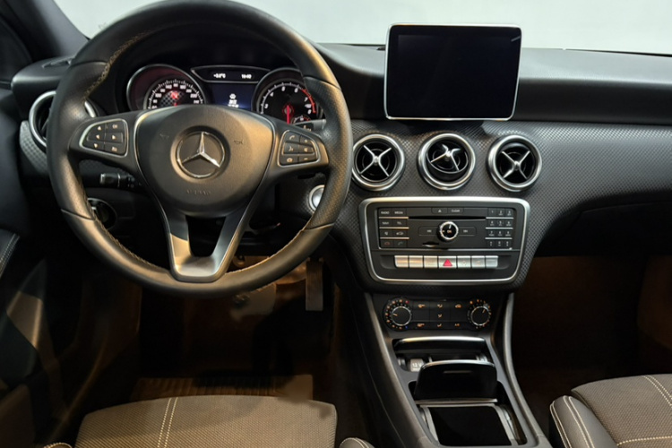 奔驰A级(进口) 2016款 A 200 时尚型中控内饰7010