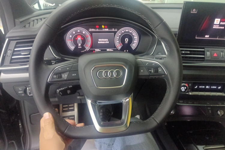 奥迪Q5L 2025款 45周年典藏版 40 TFSI 豪华动感型中控内饰13