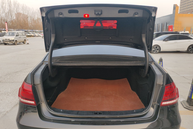 奔驰E级 2015款 改款 E 260 L机舱底盘23