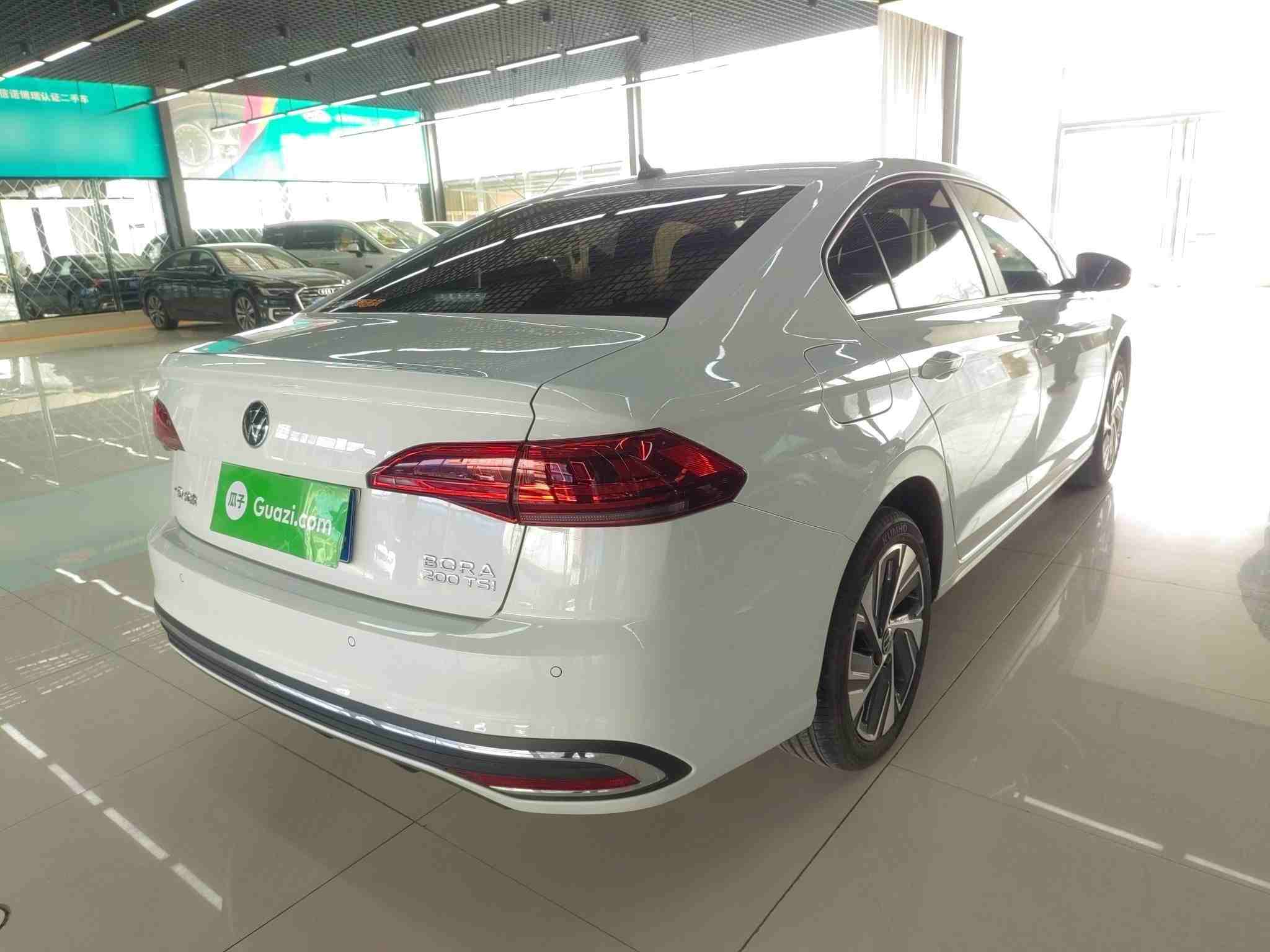 车辆右后45度视角外观展示