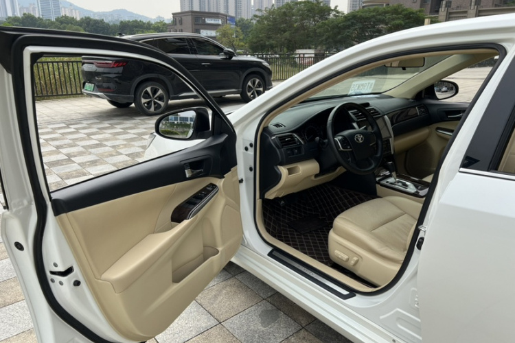 丰田 凯美瑞 2015款 2.0G 领先版中控内饰7005