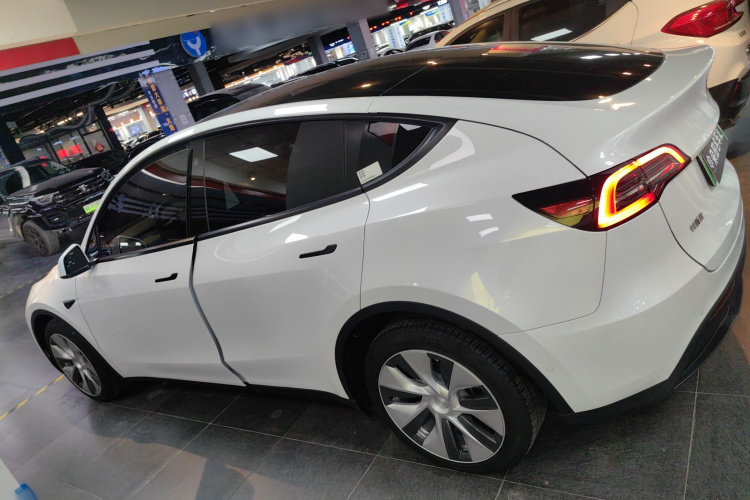 特斯拉 Model Y 2021款 长续航全轮驱动版车身外观4