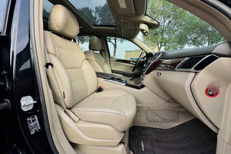 奔驰M级 2014款 ML 400 4MATIC动感型局部细节41