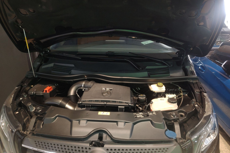 奔驰 威霆 2020款 2.0T 精英版 7座机舱底盘24