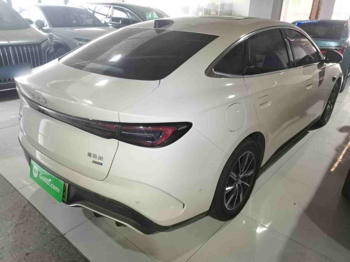 车辆右后45度角侧面线条展示