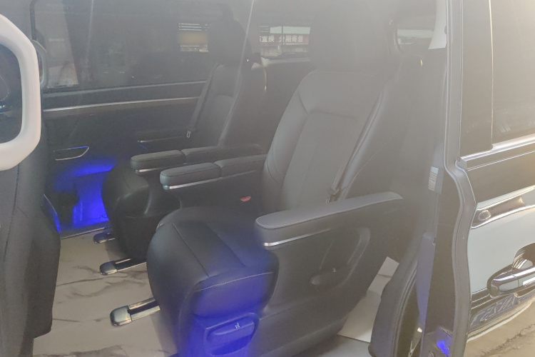 广汽传祺 传祺M8 2023款 领秀系列 390T 尊贵版中控内饰7004