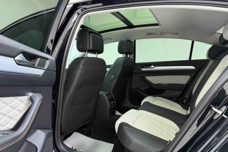 大众 迈腾 2023款 200万辆纪念版 330TSI DSG豪华型中控内饰7001