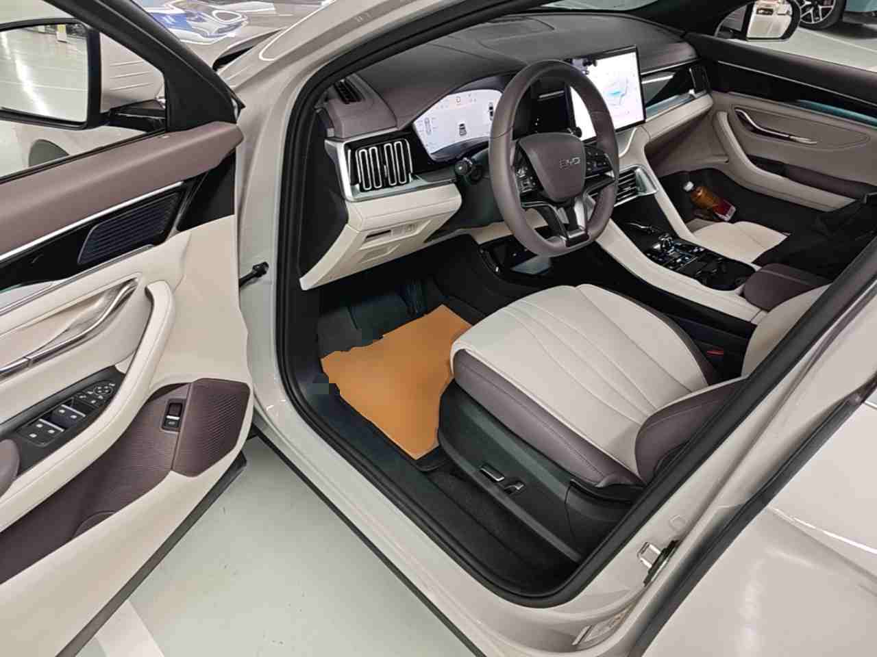 驾驶位全景，展示整洁如新的内饰布局与方向盘