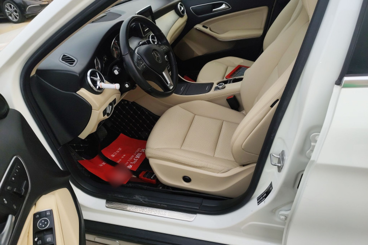 奔驰GLA 2015款 GLA 200 动感型中控内饰19