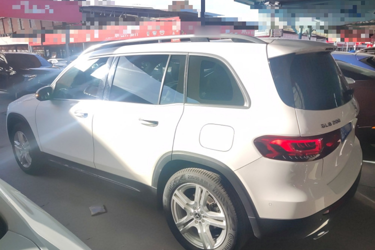 奔驰GLB 2022款 改款 GLB 200 动感型车身外观4